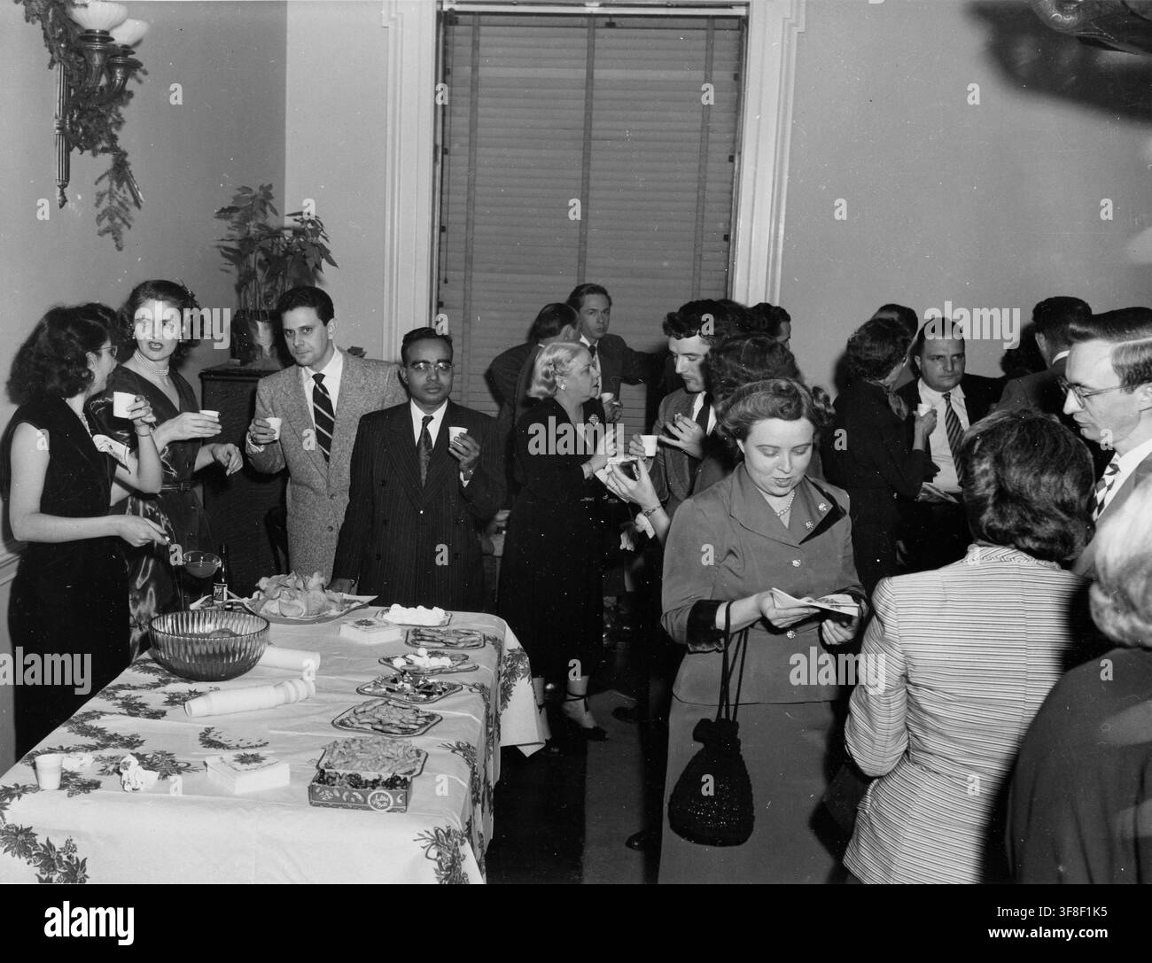 La fête de Noël de la National Archives Association, avec la présence de l'archiviste Alex P. Mavro. Banque D'Images