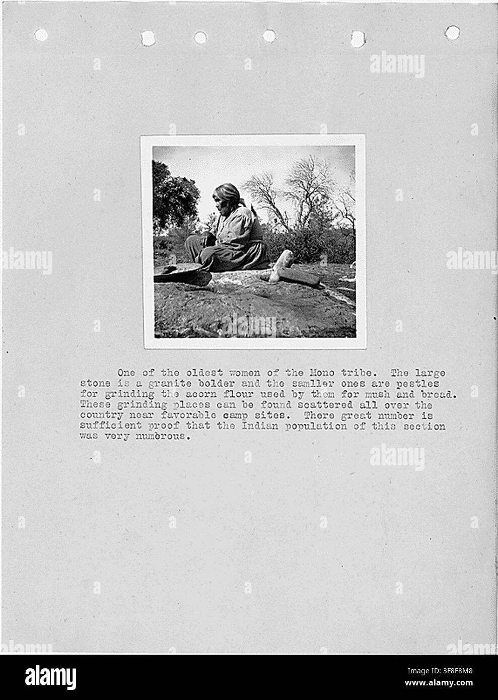 Une photographie de l'une des femmes les plus âgées de la tribu Mono, Californie, tirée d'un rapport d'enquête de 1920 sur les comtés de Fresno et Madera par L.D. Creel, pour le Bureau of Indian Affairs. Banque D'Images