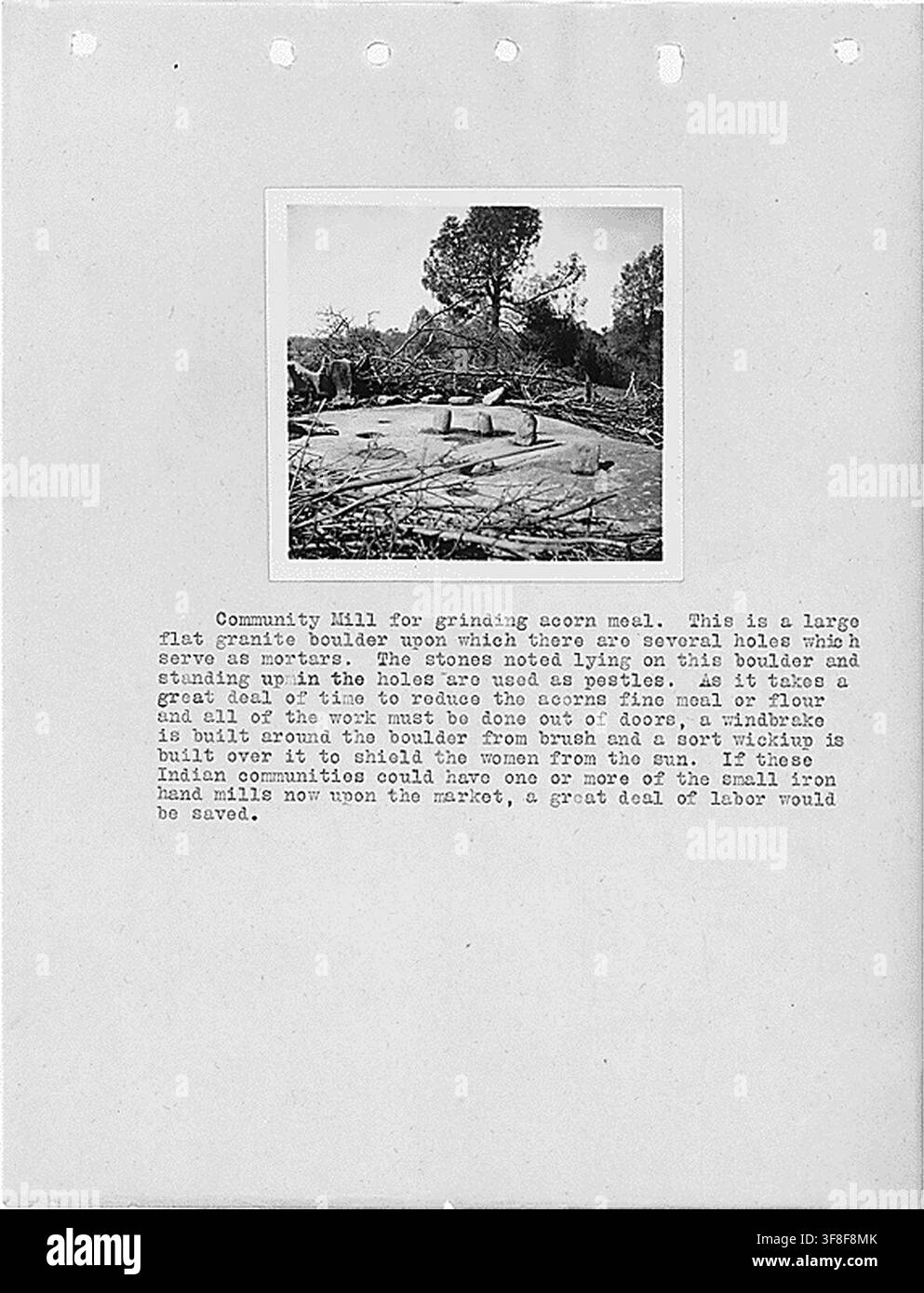 Un moulin communautaire pour broyer des glands en Californie, tiré d’un rapport d’enquête de 1920 sur les comtés de Fresno et Madera par L.D. Creel, un document des Records of the Bureau of Indian Affairs. Banque D'Images