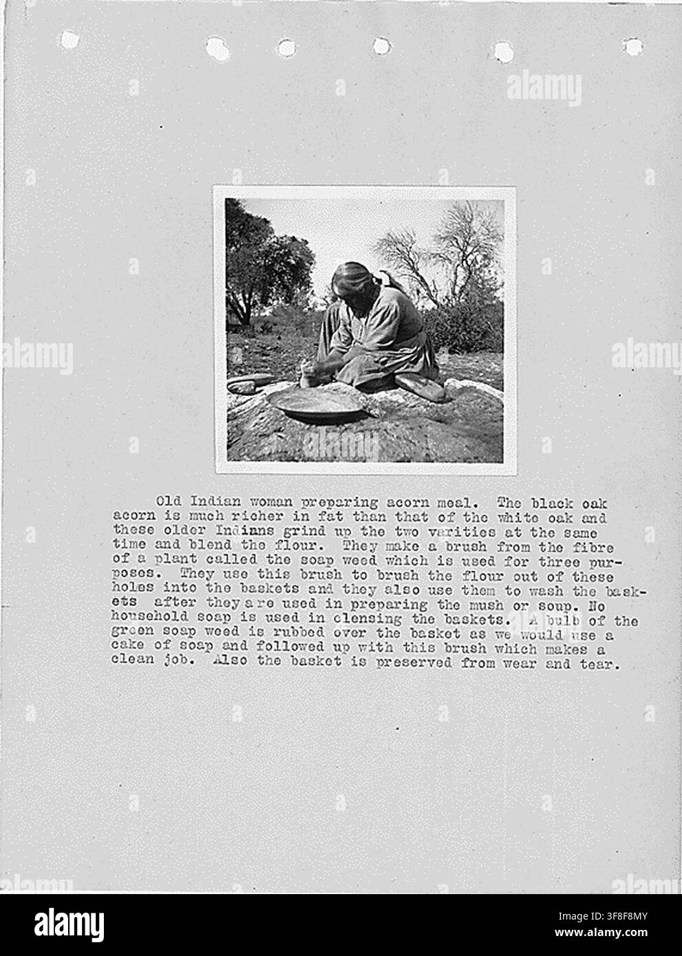 Une femme amérindienne préparant de la farine de glands, dans une photographie d’un rapport d’enquête de 1920 sur les comtés de Fresno et Madera en Californie, par L.D. Creel, dans le cadre des archives du Bureau of Indian Affairs. Banque D'Images