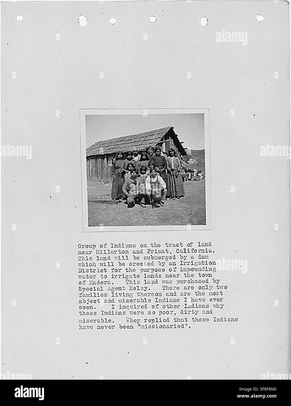 Un groupe d'Amérindiens sur des terres près de Millerton et Friant, en Californie, qui seront submergées par un barrage, photographiées dans le cadre d'un rapport d'enquête de L.D. Creel pour les comtés de Fresno et Madera en 1920. Banque D'Images