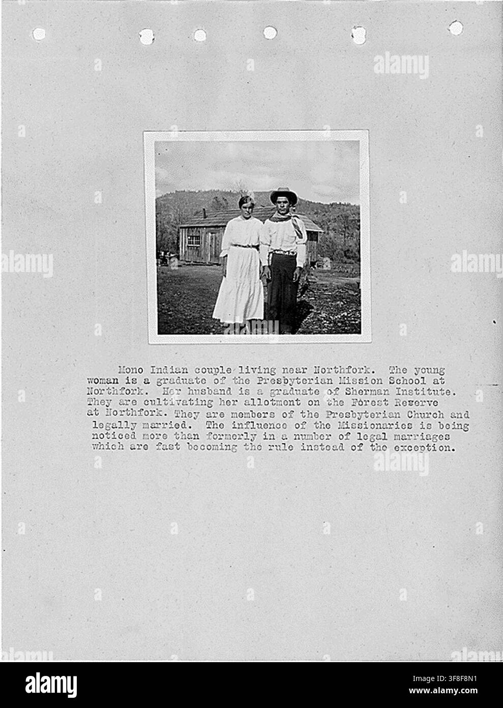 Un couple Mono vivant près de Northfork, Californie, tiré d’un rapport d’enquête de 1920 sur les comtés de Fresno et Madera par L.D. Creel, pour le Bureau of Indian Affairs. Banque D'Images