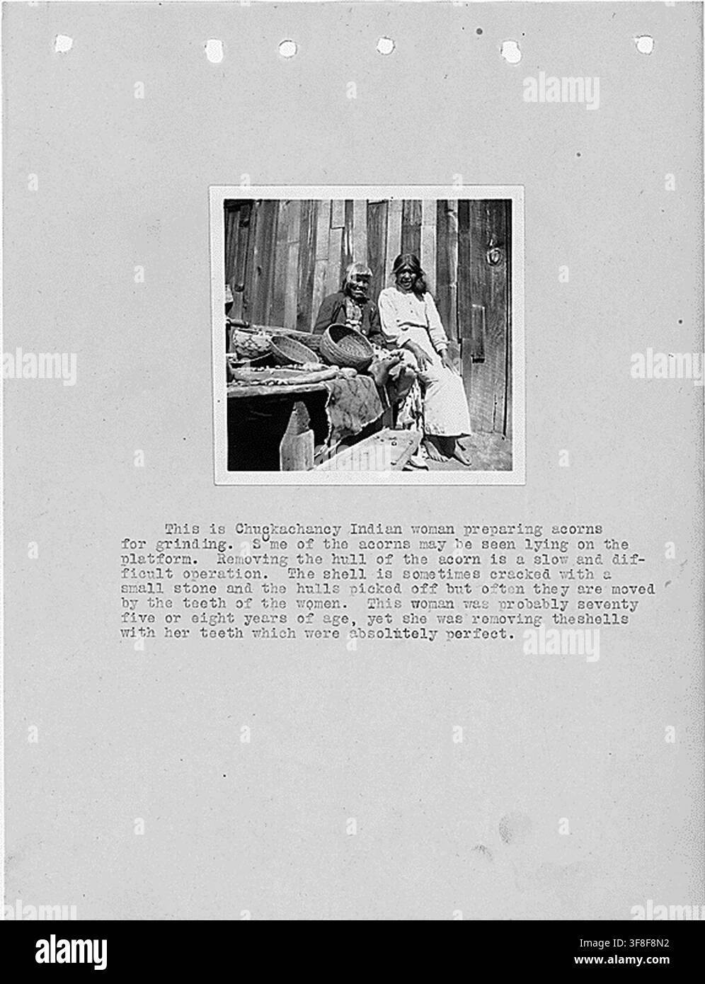 Une femme Chuckachancy préparant des glands pour le broyage, sur une photographie de 1920 issue d'un rapport d'enquête sur les comtés de Fresno et Madera en Californie, par L.D. Creel, pour le Bureau of Indian Affairs. Banque D'Images
