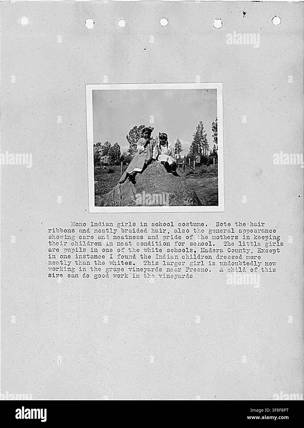 Jeunes filles Mono en uniforme scolaire, Californie, tiré d'un rapport d'enquête de 1920 sur les comtés de Fresno et Madera par L.D. Creel, pour le Bureau of Indian Affairs. Banque D'Images