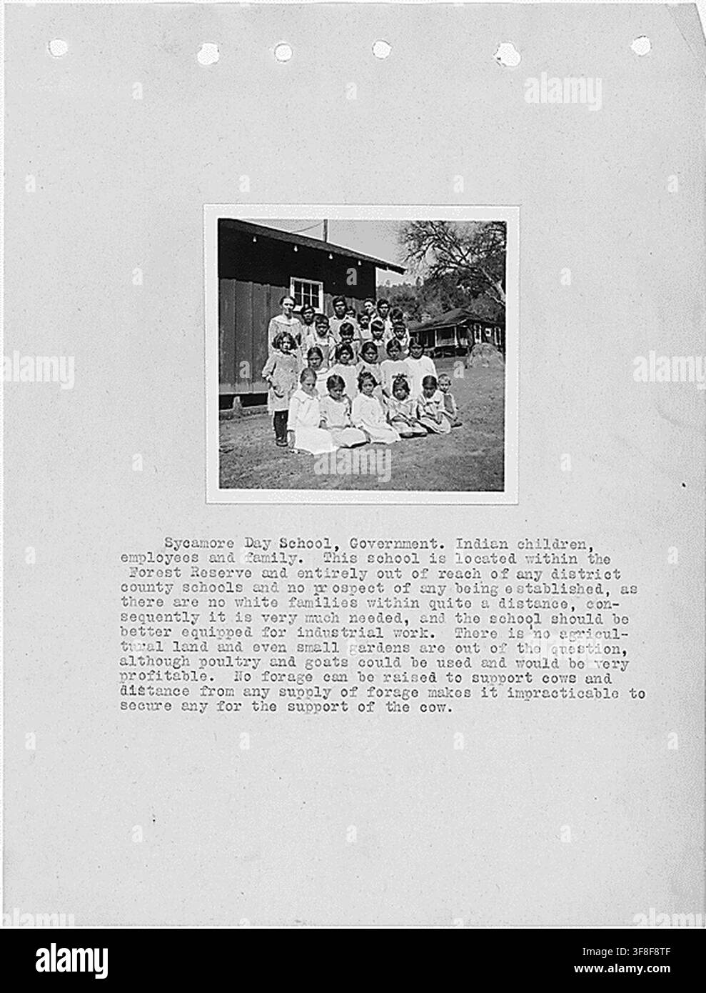 Sycamore Day School, Californie, sur une photographie de 1920 issue d’un rapport d’enquête sur les comtés de Fresno et Madera par L.D. Creel, dans le cadre des dossiers du Bureau of Indian Affairs. Banque D'Images