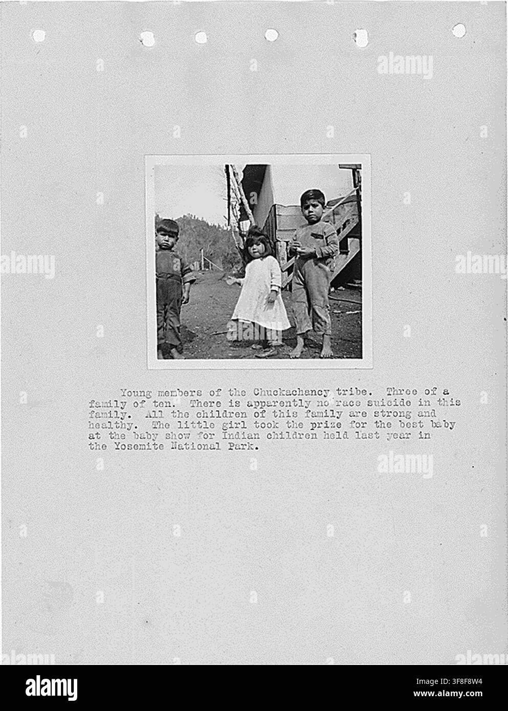 Jeunes membres de la tribu Chuckachancy en Californie, tiré d’un rapport d’enquête de 1920 sur les comtés de Fresno et Madera par L.D. Creel, pour le Bureau of Indian Affairs. Banque D'Images