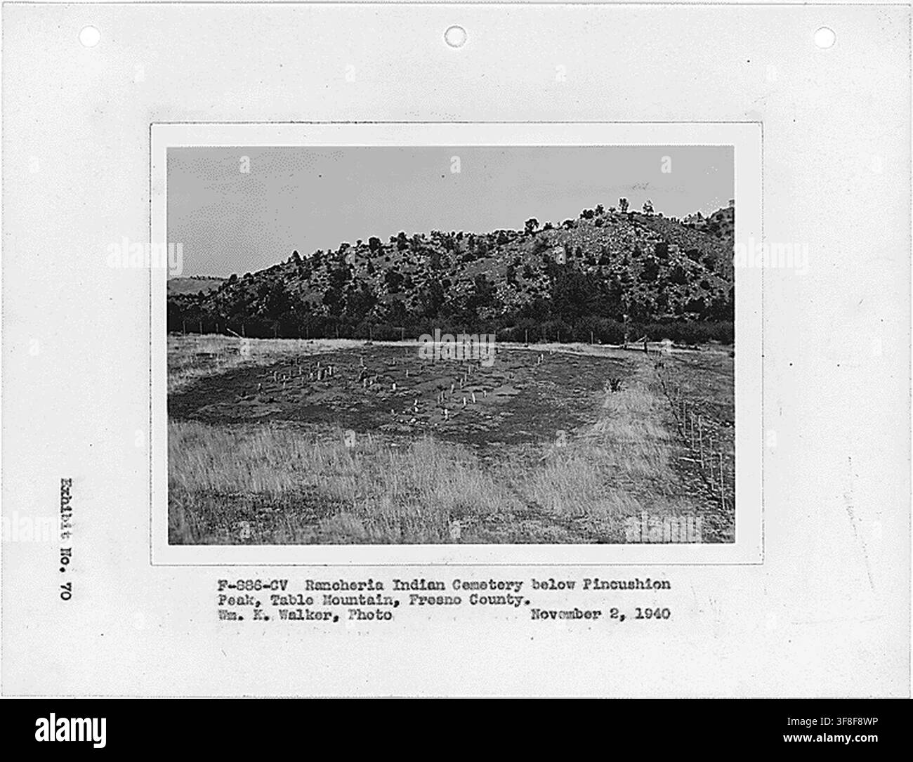 Une photographie du cimetière indien de Rancheria situé sous le pic Pincushion, Table Mountain, dans le comté de Fresno, en Californie, prise le 2 novembre 1940 dans le cadre d’un rapport sur l’exhumation et la réinhumation des Indiens enterrés dans la zone du réservoir du barrage de Friant. Banque D'Images