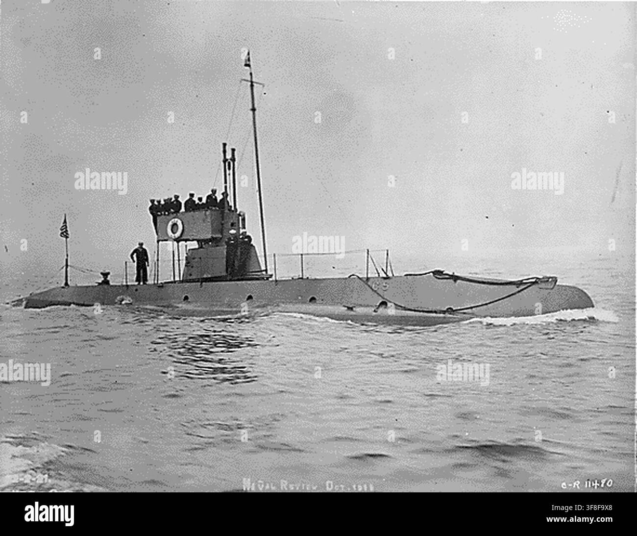 L'USS Snapper (SS-16), plus tard renommé C-5, un sous-marin de la marine des États-Unis, en navigation avec l'équipage sur le pont, vue de l'étrave tribord, le 1er octobre 1912. Banque D'Images