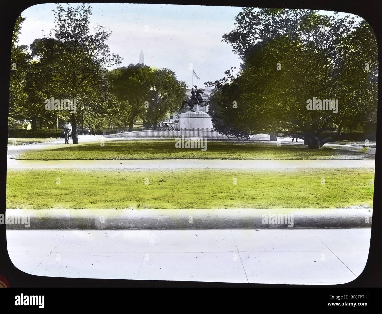 Lafayette Park à Washington, DC, vu depuis H Street en direction du sud vers la statue de Jackson et la Maison Blanche, tel qu'il était en septembre 1936. Banque D'Images