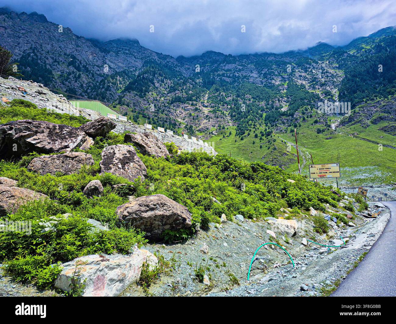 SRINAGAR, INDE - 30 JUIN 2026 : Route de col himalayenne serpentant à travers des pentes rocheuses escarpées et une végétation verte au Cachemire. - Image de stock capturée avec un smartphone