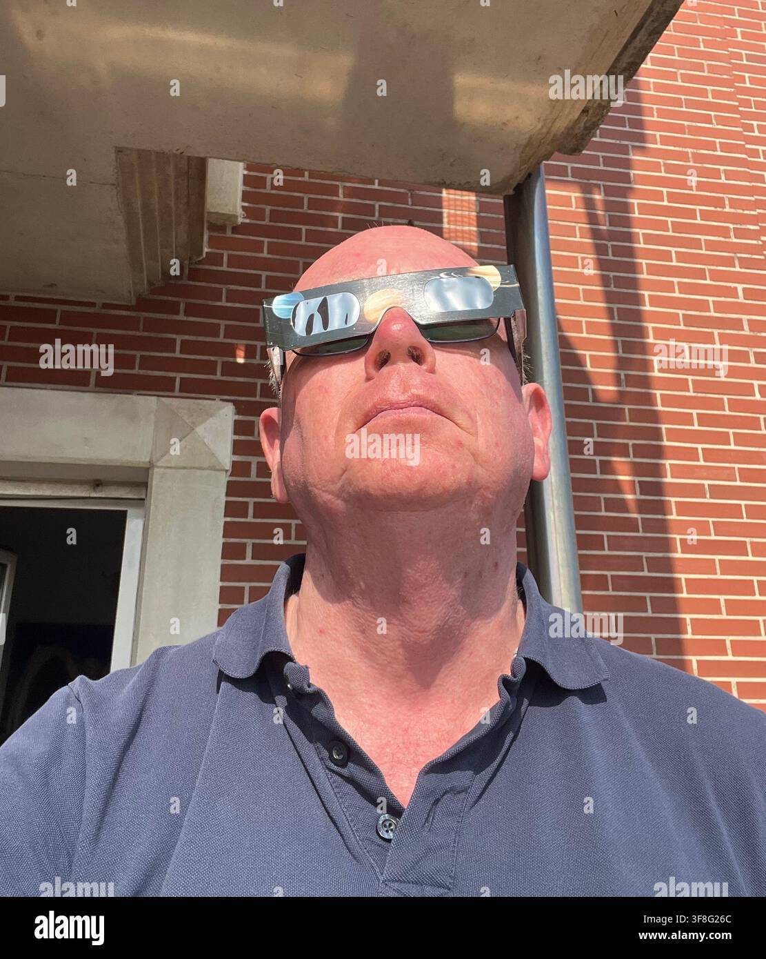 Santander Cantabrie Espagne Europe 12 août 2026 Homme attendant une éclipse solaire totale regardant vers le haut portant des lunettes de protection recommandées pour l'éclipse totale Banque D'Images