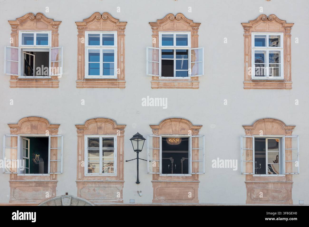 Des rangées de fenêtres donnent sur la place du Dom - cour, Salzbourg, Autriche Banque D'Images