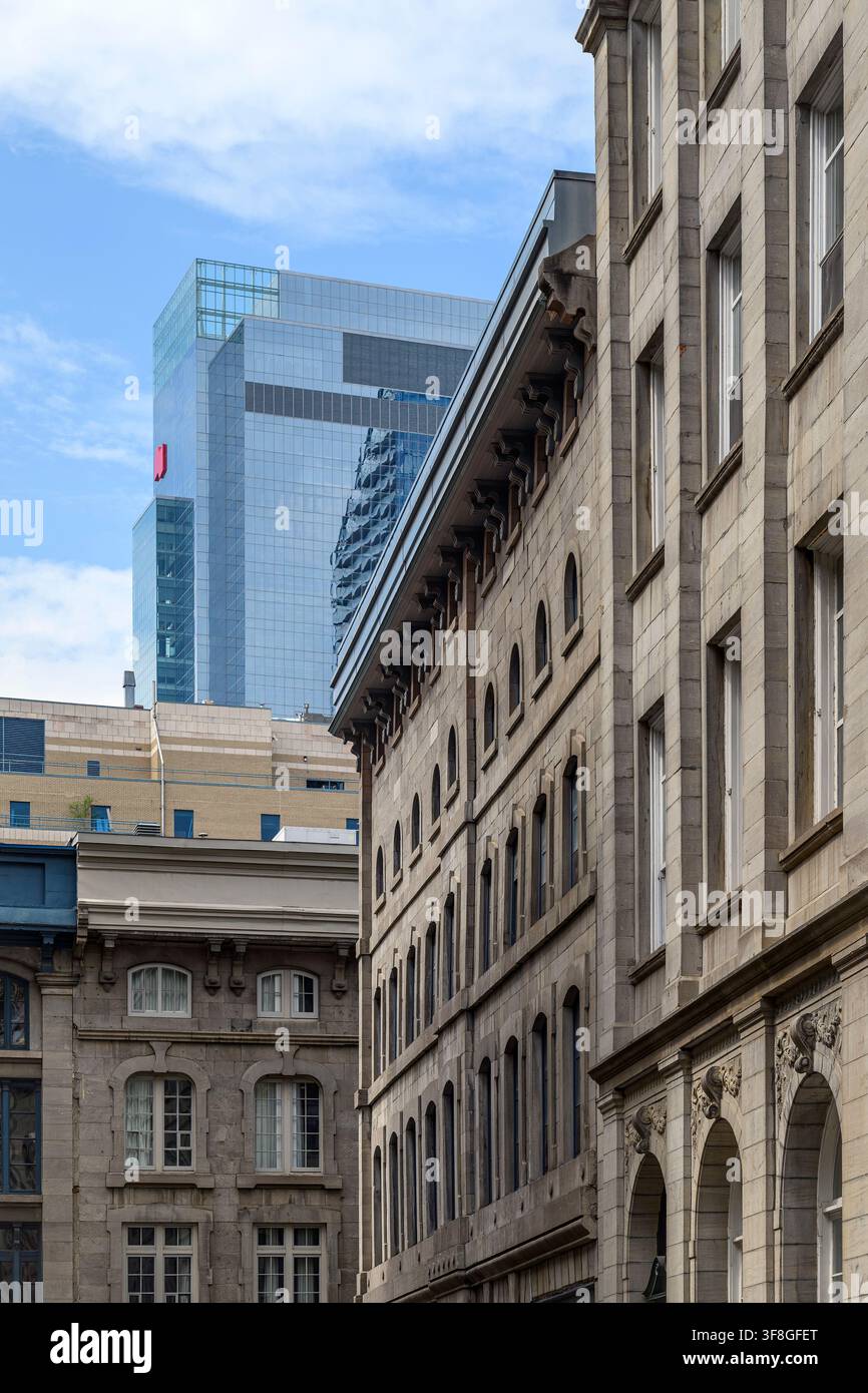 Vieux-Montréal – Contraste entre les bâtiments anciens et modernes Banque D'Images