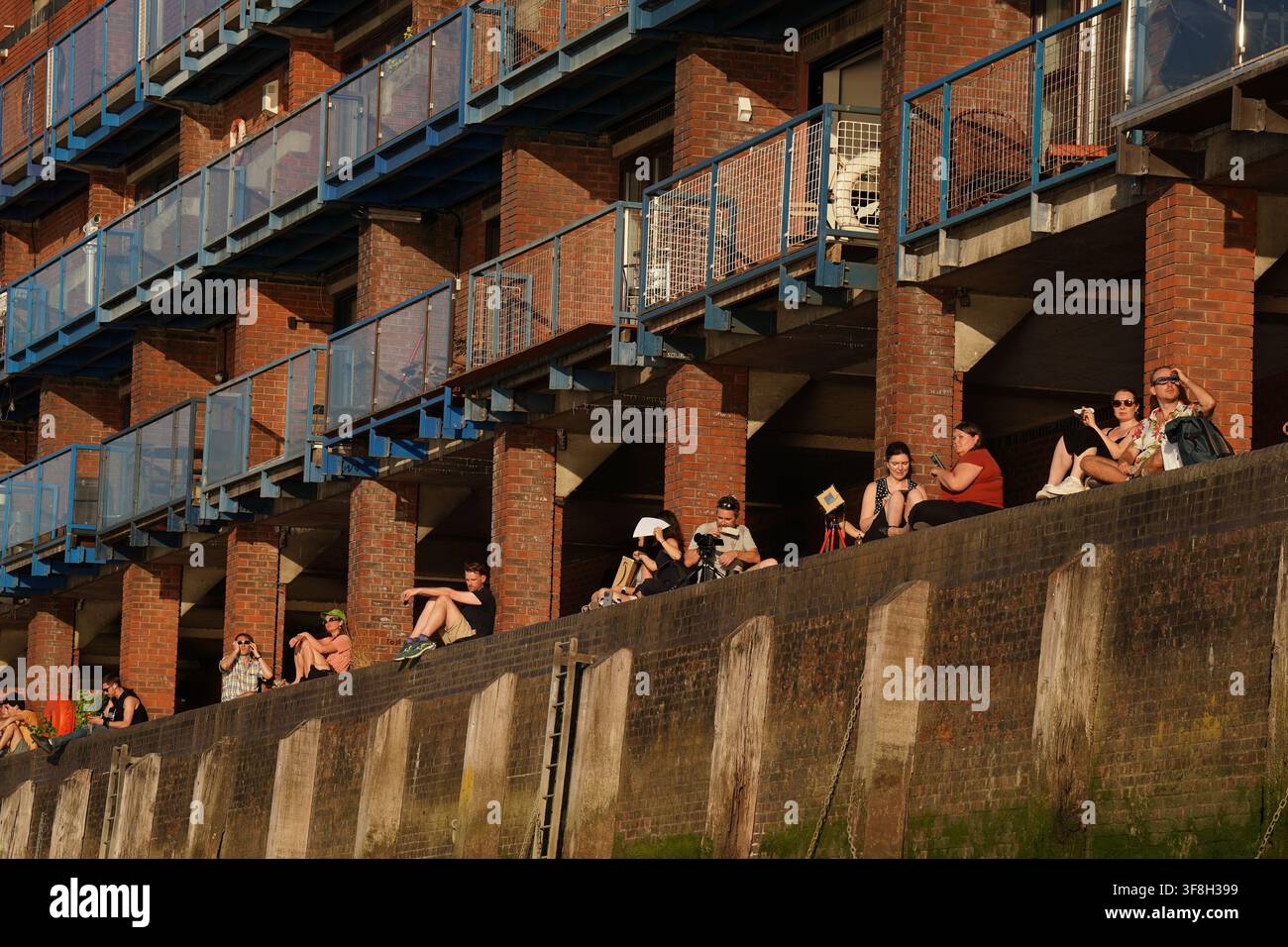 Des gens observant l'éclipse solaire aux King's Stairs Gardens à Bermondsey, dans le sud de Londres, la première éclipse solaire totale visible sur le continent européen depuis 1999. Date de la photo : mercredi 12 août 2026. Banque D'Images