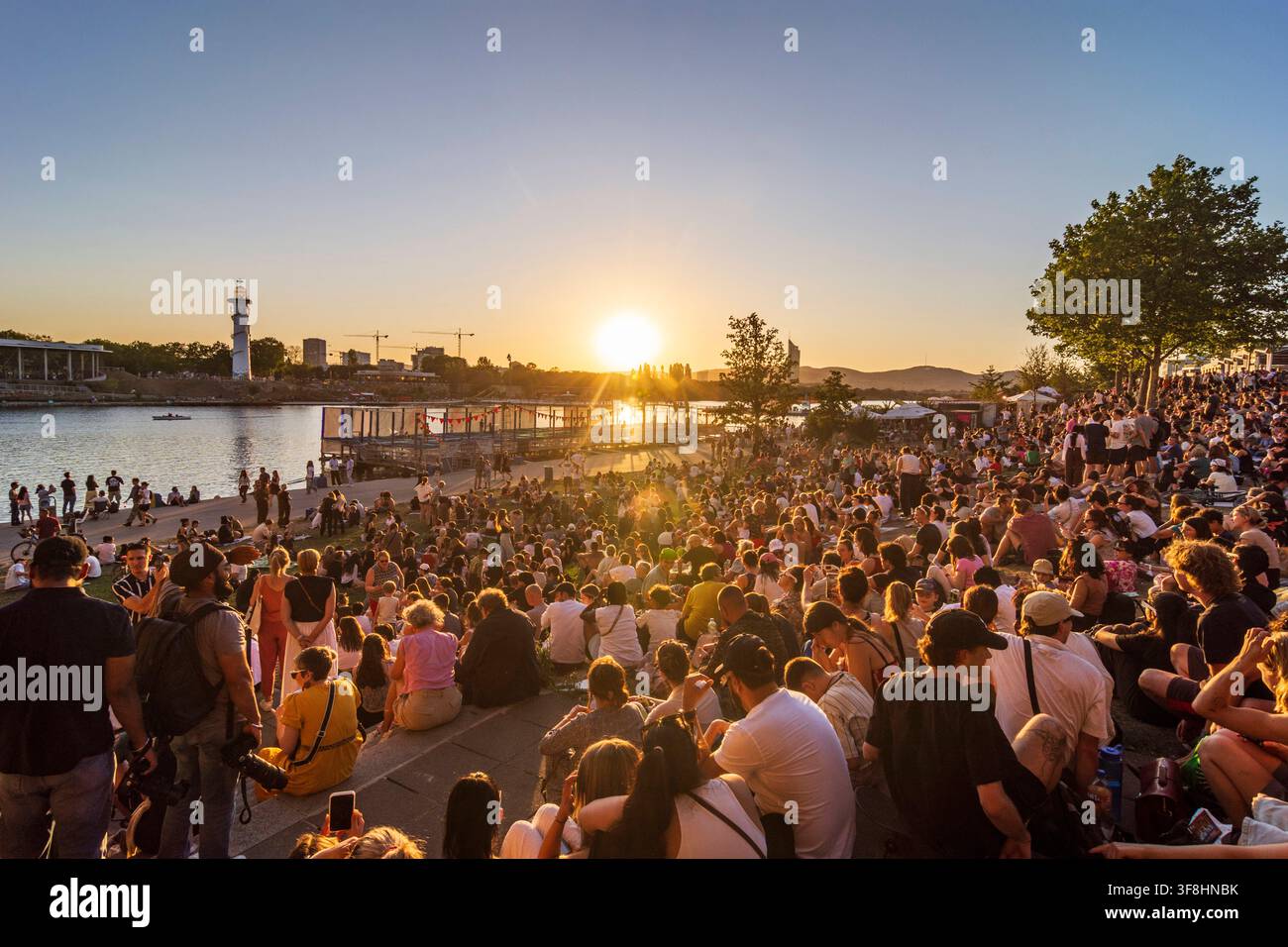 Personnes avec des lunettes d'éclipse observant une éclipse solaire partielle à la Neue Donau New Danube à Copa Beach Vienne 22. Donaustadt Wien Autriche Banque D'Images