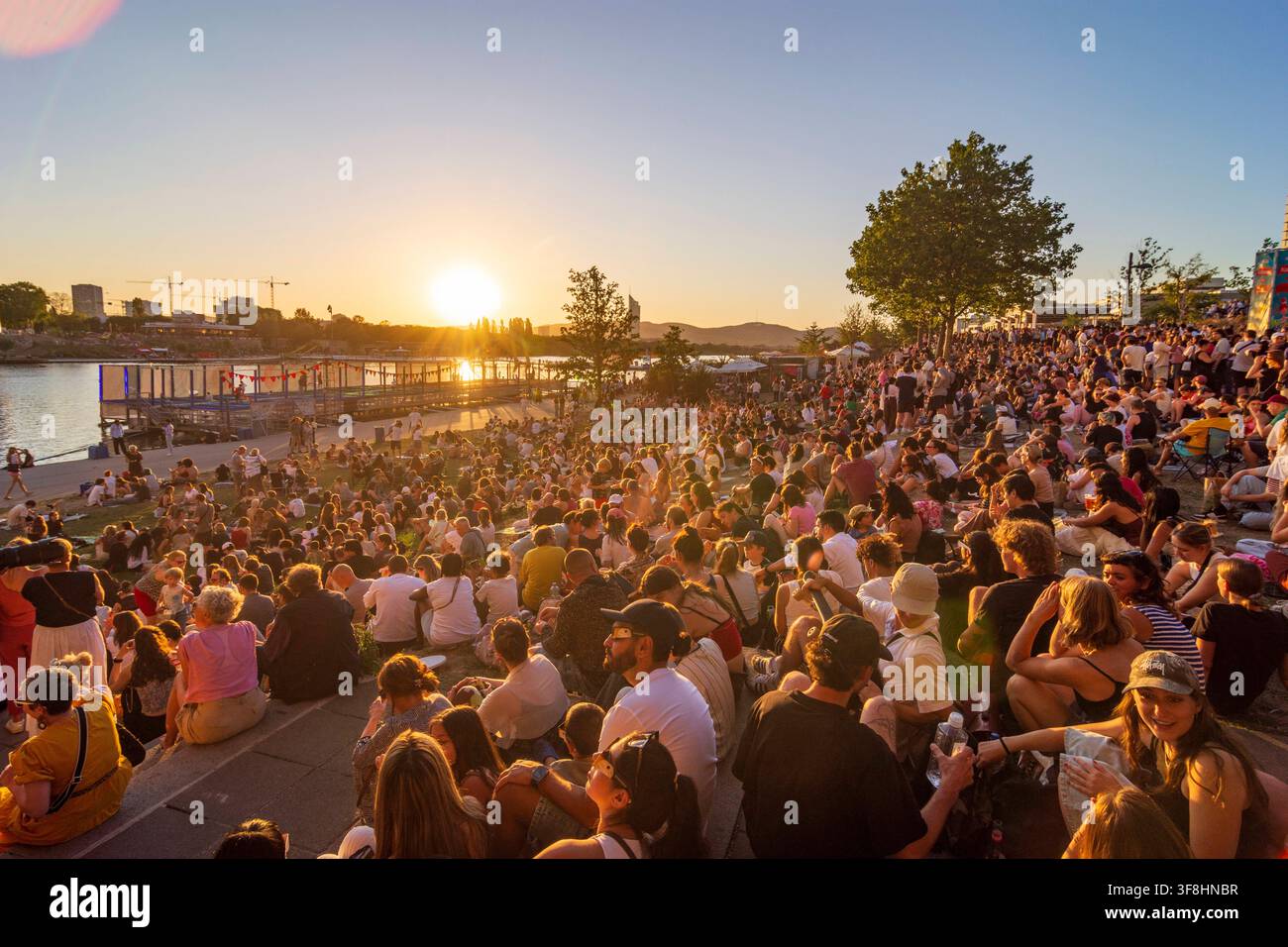 Personnes avec des lunettes d'éclipse observant une éclipse solaire partielle à la Neue Donau New Danube à Copa Beach Vienne 22. Donaustadt Wien Autriche Banque D'Images