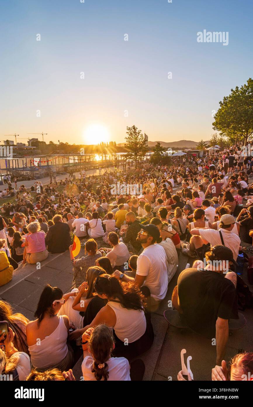 Personnes avec des lunettes d'éclipse observant une éclipse solaire partielle à la Neue Donau New Danube à Copa Beach Vienne 22. Donaustadt Wien Autriche Banque D'Images