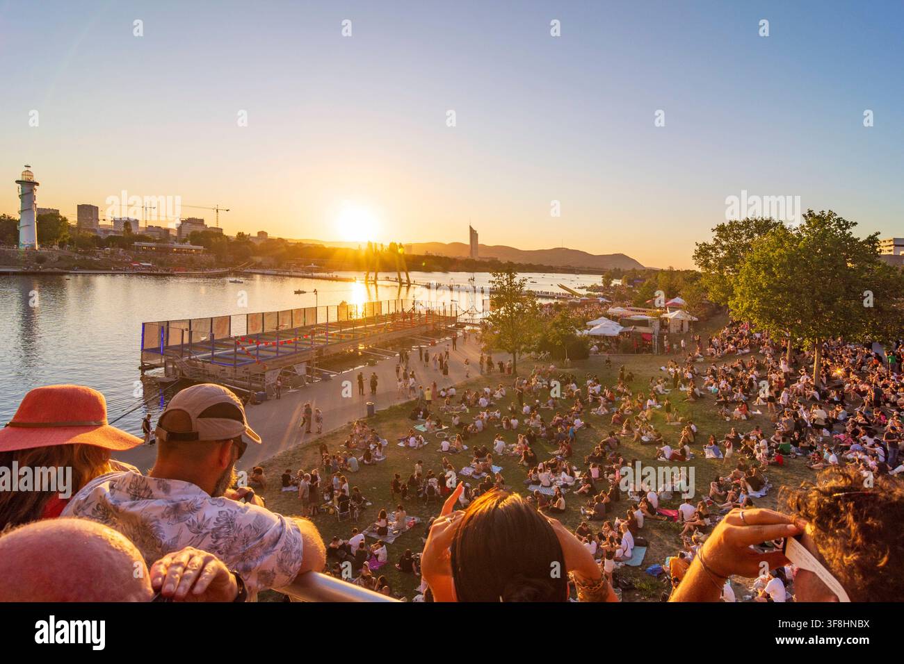 Personnes avec des lunettes d'éclipse observant une éclipse solaire partielle à la Neue Donau New Danube à Copa Beach Vienne 22. Donaustadt Wien Autriche Banque D'Images