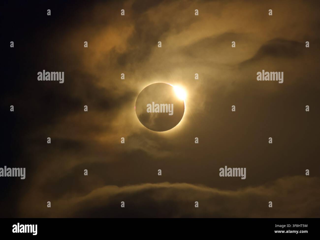 Santander Cantabrie Espagne Europe 12 août 2026 Éclipse solaire totale en soirée regardant à travers les nuages dans le nord de l'Espagne lors d'un événement de phénomène naturel Banque D'Images