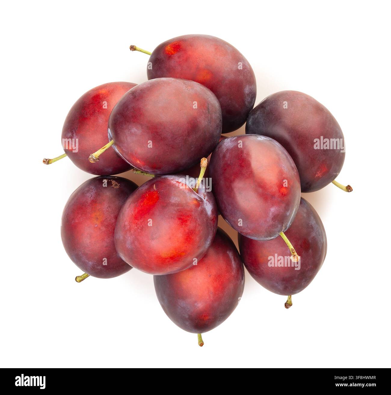 tas de prunes rouges chemin isolé sur fond blanc vue par le dessus Banque D'Images