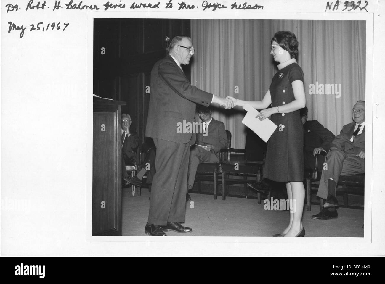 Dr. Robert H. Bahmer remettant un prix à Mme Joyce Nelson, lors d'une cérémonie de remise de prix de la National Archives and Records Administration (NARA), entre une date inconnue et le 1er avril 1985. Banque D'Images