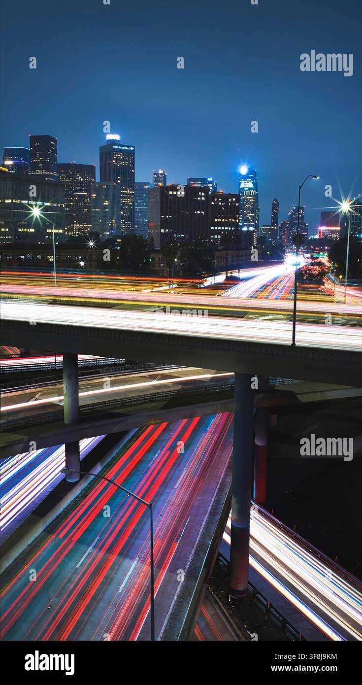 Autoroutes en forme d'épingles à cheveux vues du ciel et horizon à l'heure bleue à Los Angeles Banque D'Images