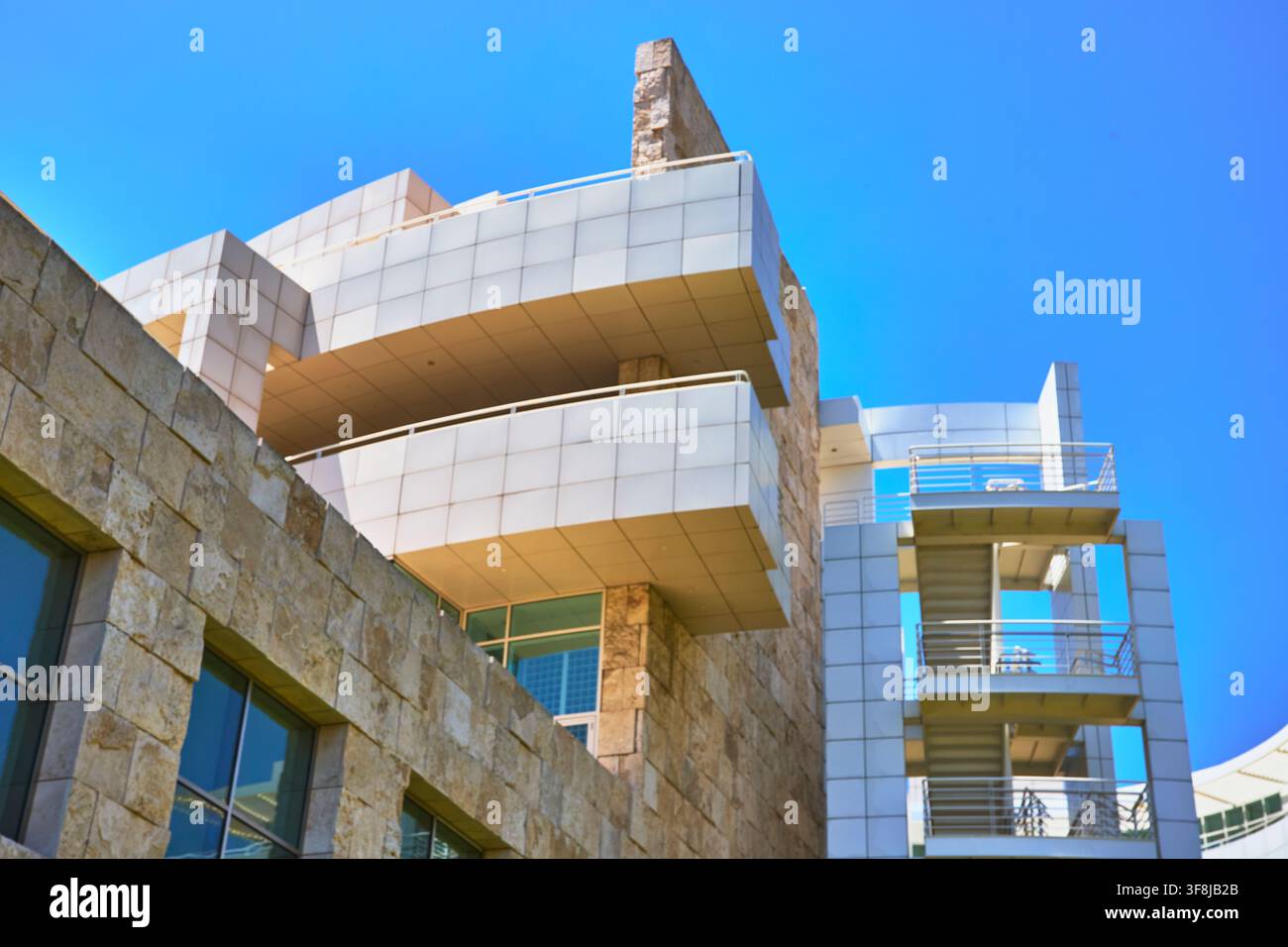 Architecture moderne en pierre et métal blanc au Getty Center sous un ciel bleu Banque D'Images