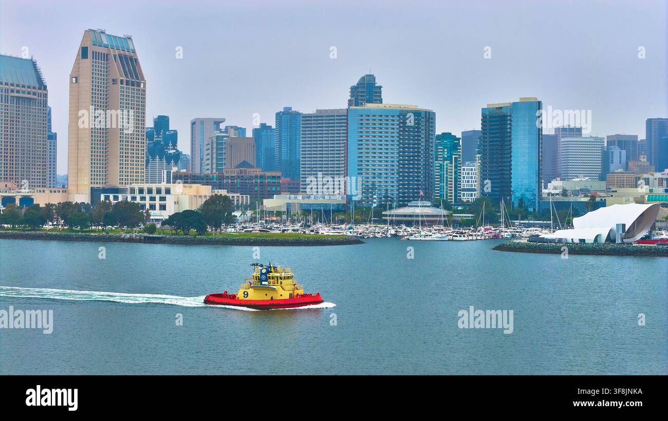 Quais du front de mer de San Diego, Marina et remorqueur par une journée nuageuse Banque D'Images