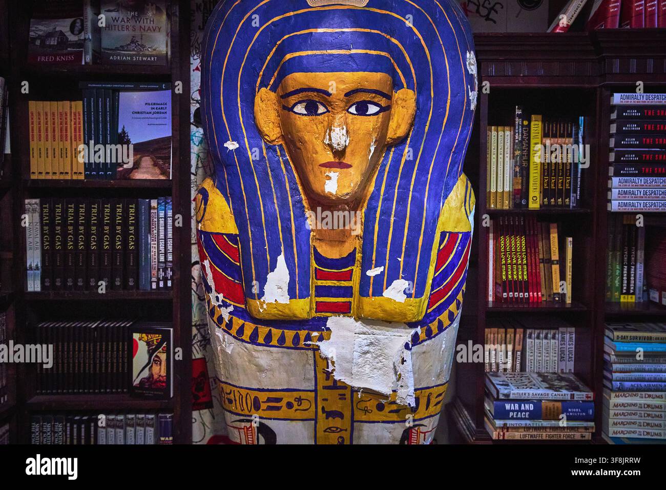 Sarcophage égyptien entre des étagères dans l'intérieur unique d'une librairie de Los Angeles Banque D'Images
