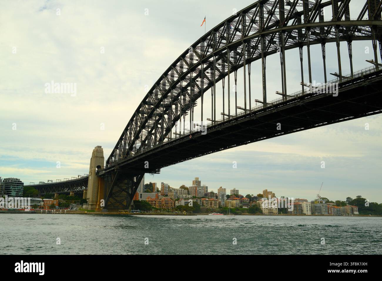 Vue en grand angle du pont du port de Sydney enjambant Port Jackson avec la côte de Kirribilli en arrière-plan, Sydney, NSW, Australie. Banque D'Images