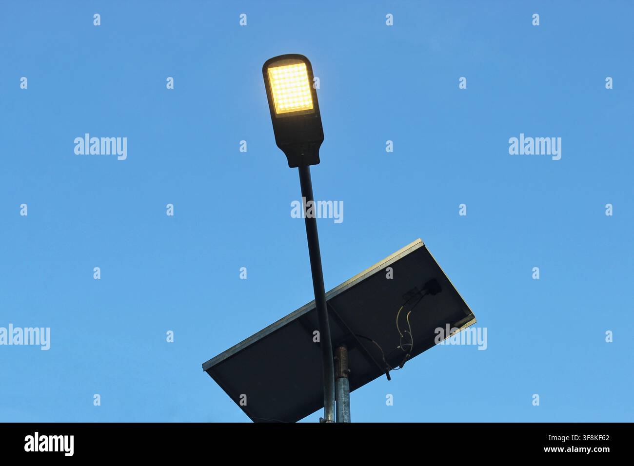 Lampada de rue LED à énergie solaire contre un ciel bleu avec espace de copie Banque D'Images