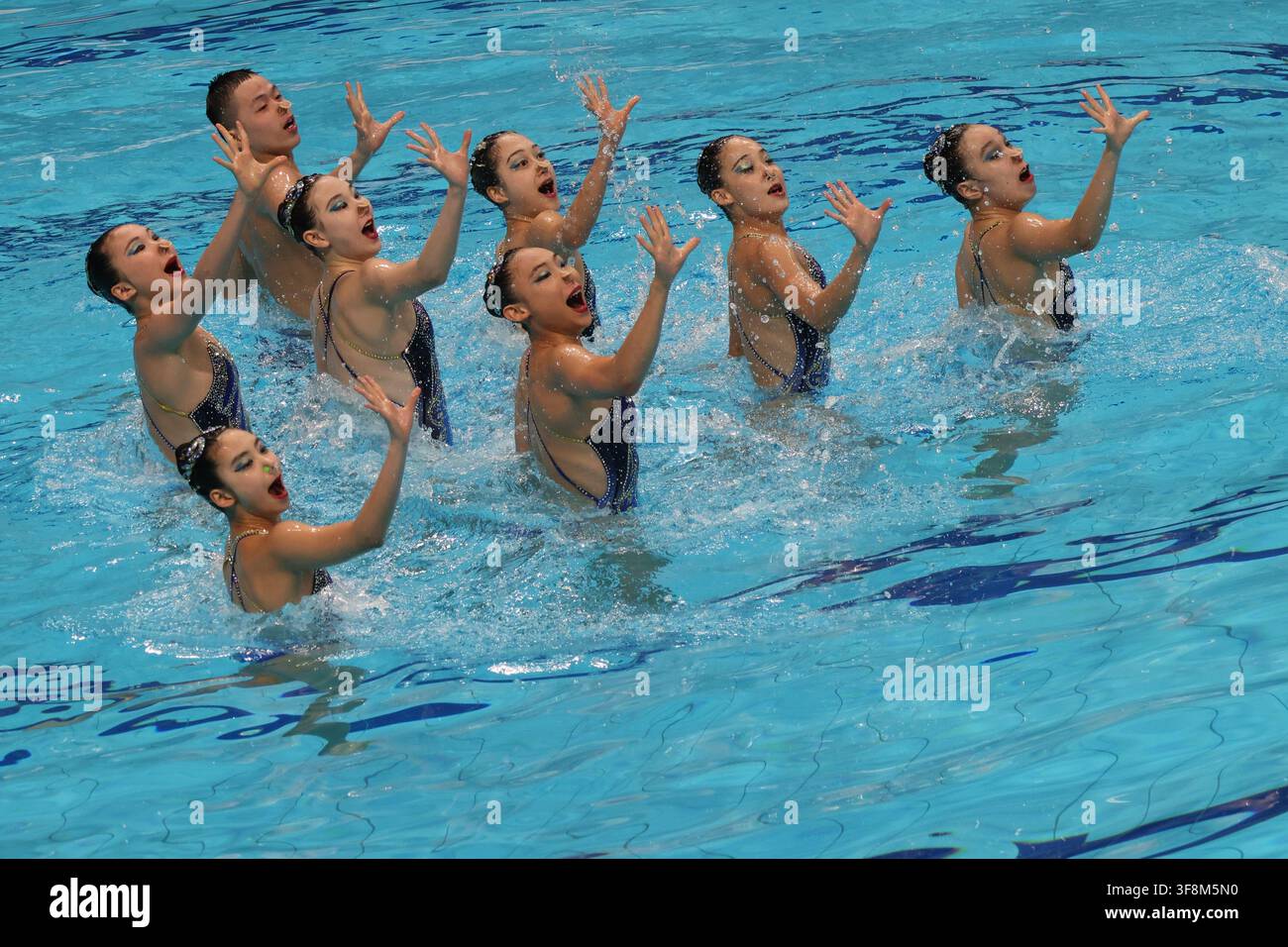 Budapest, Hongrie. 12 août 2026. L'équipe de Chine performe lors de la finale technique par équipes des Championnats du monde juniors de natation artistique à Budapest, Hongrie, le 12 août 2026. Crédit : Attila Volgyi/Xinhua/Alamy Live News Banque D'Images