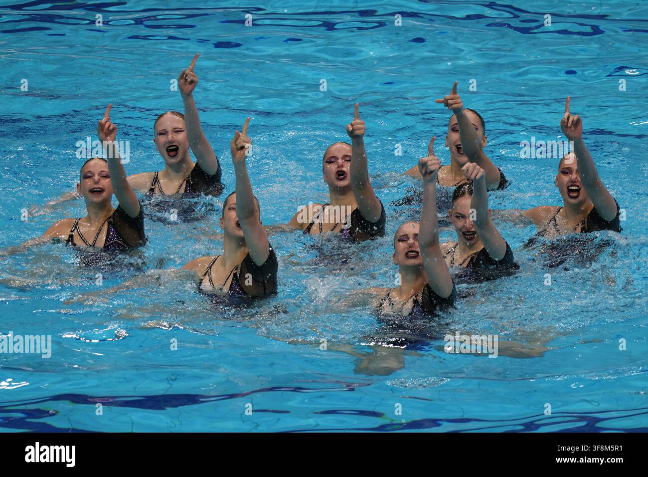 Budapest, Hongrie. 12 août 2026. L'équipe de Russie performe lors de la finale technique par équipes des Championnats du monde juniors de natation artistique à Budapest, Hongrie, le 12 août 2026. Crédit : Attila Volgyi/Xinhua/Alamy Live News Banque D'Images