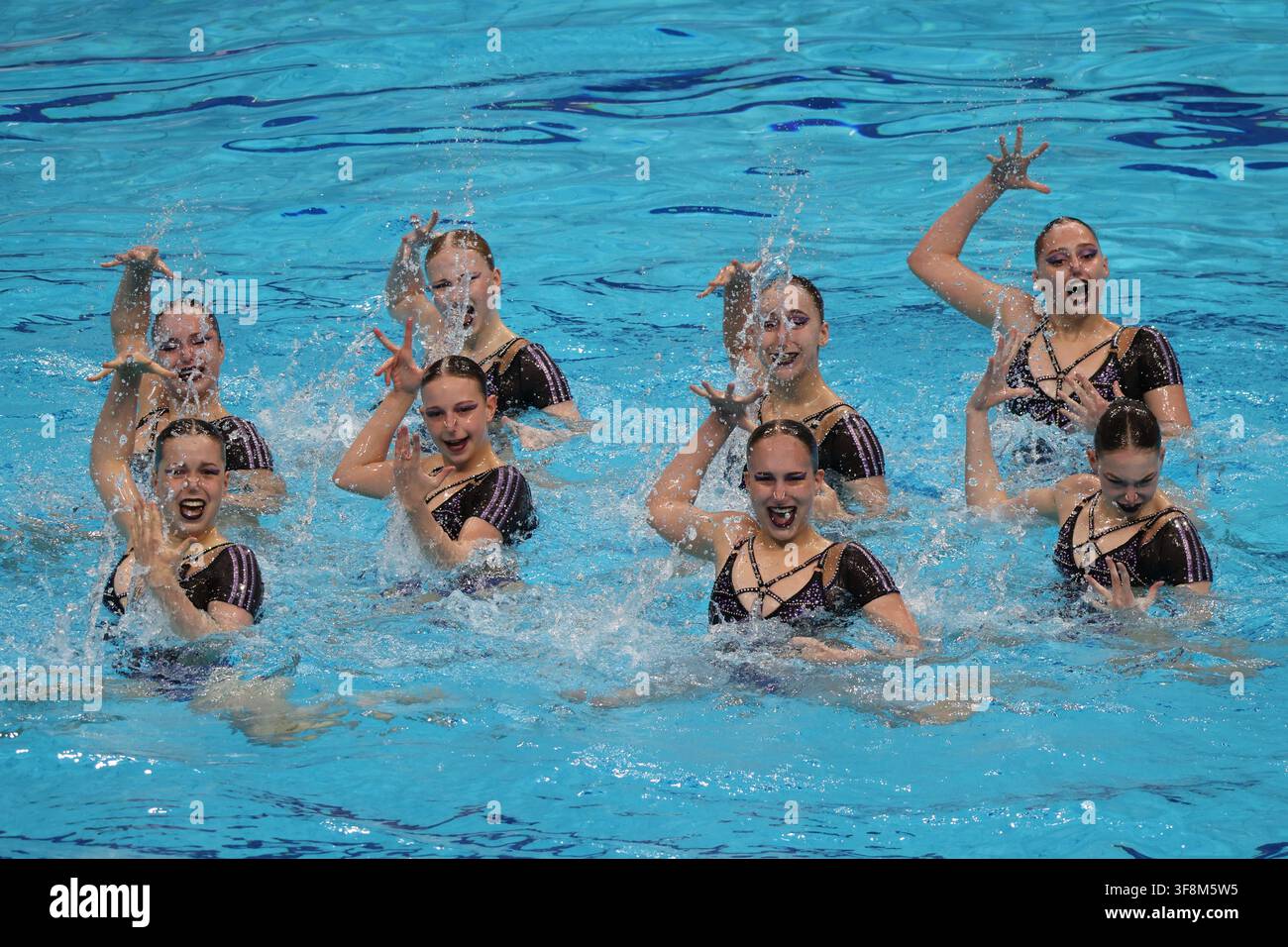 Budapest, Hongrie. 12 août 2026. L'équipe de Russie performe lors de la finale technique par équipes des Championnats du monde juniors de natation artistique à Budapest, Hongrie, le 12 août 2026. Crédit : Attila Volgyi/Xinhua/Alamy Live News Banque D'Images