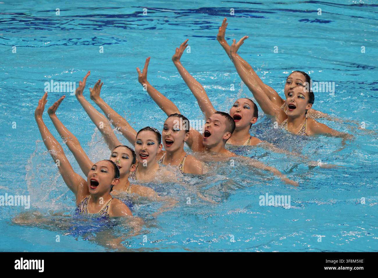 Budapest, Hongrie. 12 août 2026. L'équipe de Chine performe lors de la finale technique par équipes des Championnats du monde juniors de natation artistique à Budapest, Hongrie, le 12 août 2026. Crédit : Attila Volgyi/Xinhua/Alamy Live News Banque D'Images