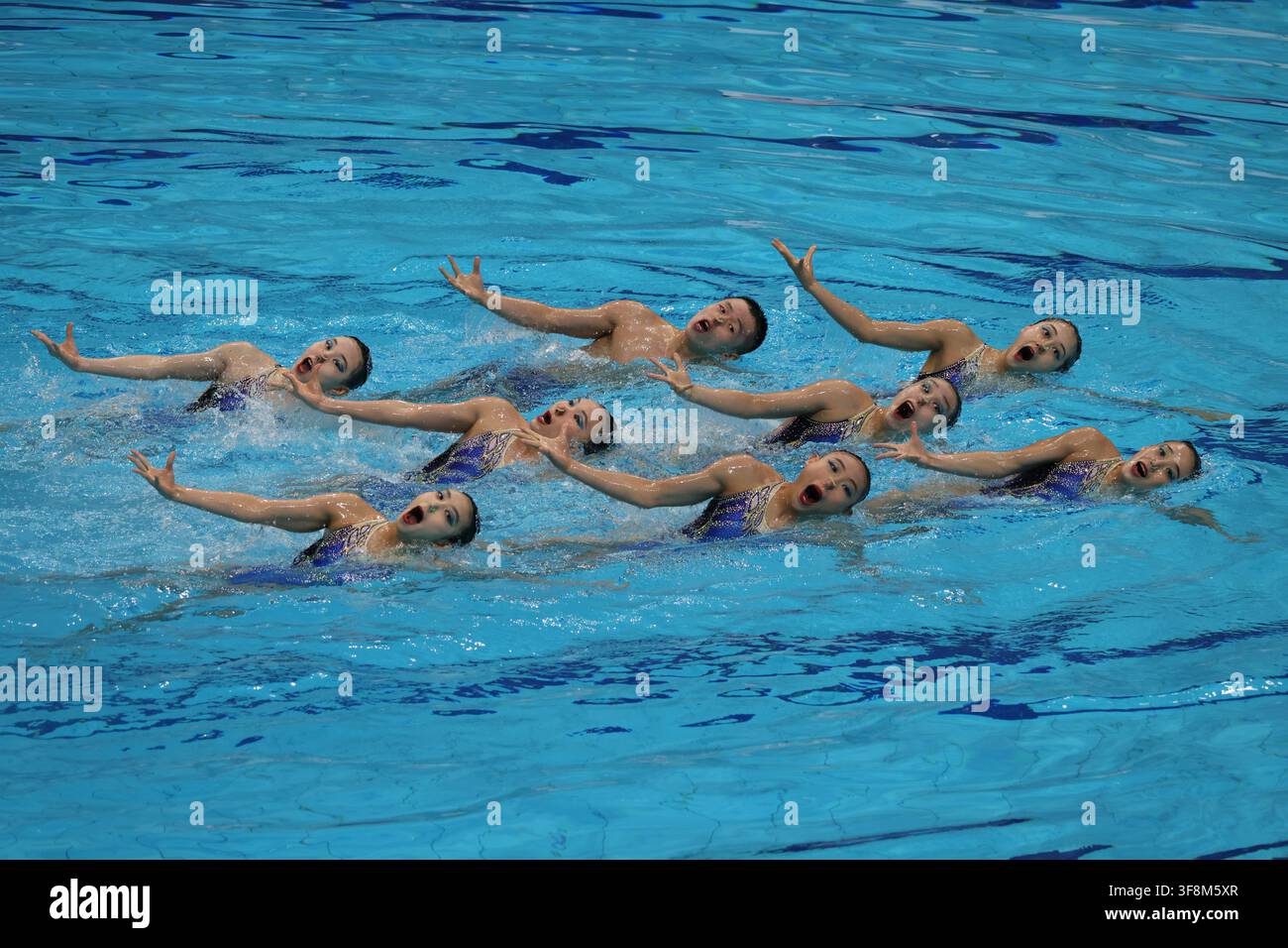 Budapest, Hongrie. 12 août 2026. L'équipe de Chine performe lors de la finale technique par équipes des Championnats du monde juniors de natation artistique à Budapest, Hongrie, le 12 août 2026. Crédit : Attila Volgyi/Xinhua/Alamy Live News Banque D'Images