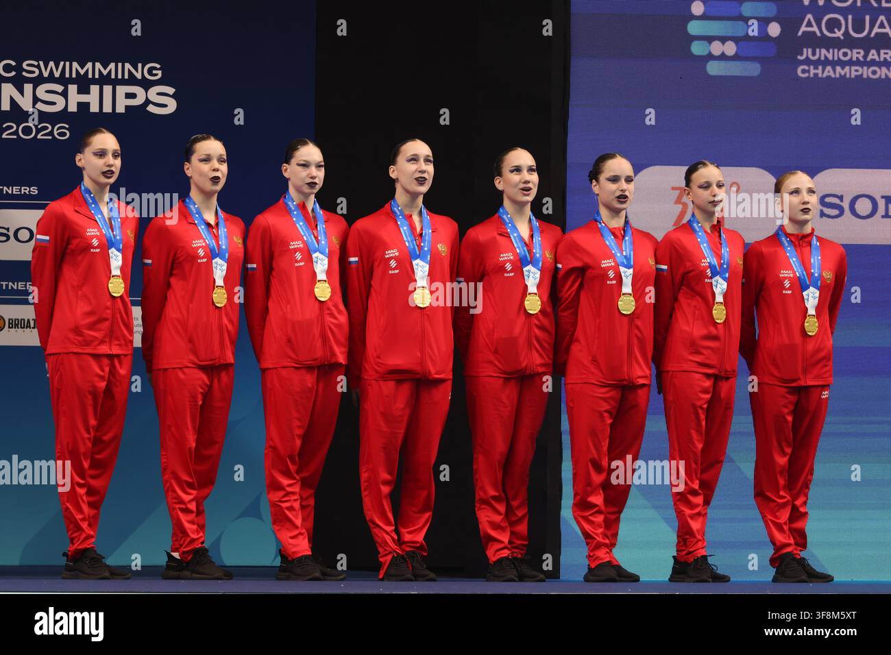 Budapest, Hongrie. 12 août 2026. L'équipe médaillée d'or de Russie assiste à la cérémonie de remise des prix de l'épreuve technique par équipes des Championnats du monde juniors de natation artistique à Budapest, Hongrie, le 12 août 2026. Crédit : Attila Volgyi/Xinhua/Alamy Live News Banque D'Images