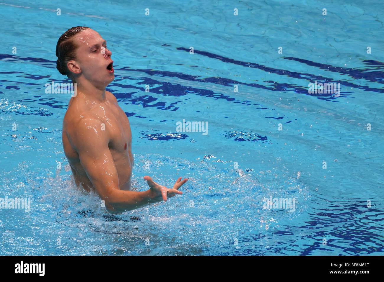 Budapest, Hongrie. 12 août 2026. Zakhar Trofimov de Russie performe lors de la finale technique solo masculine des Championnats du monde juniors de natation artistique à Budapest, Hongrie, le 12 août 2026. Crédit : Attila Volgyi/Xinhua/Alamy Live News Banque D'Images