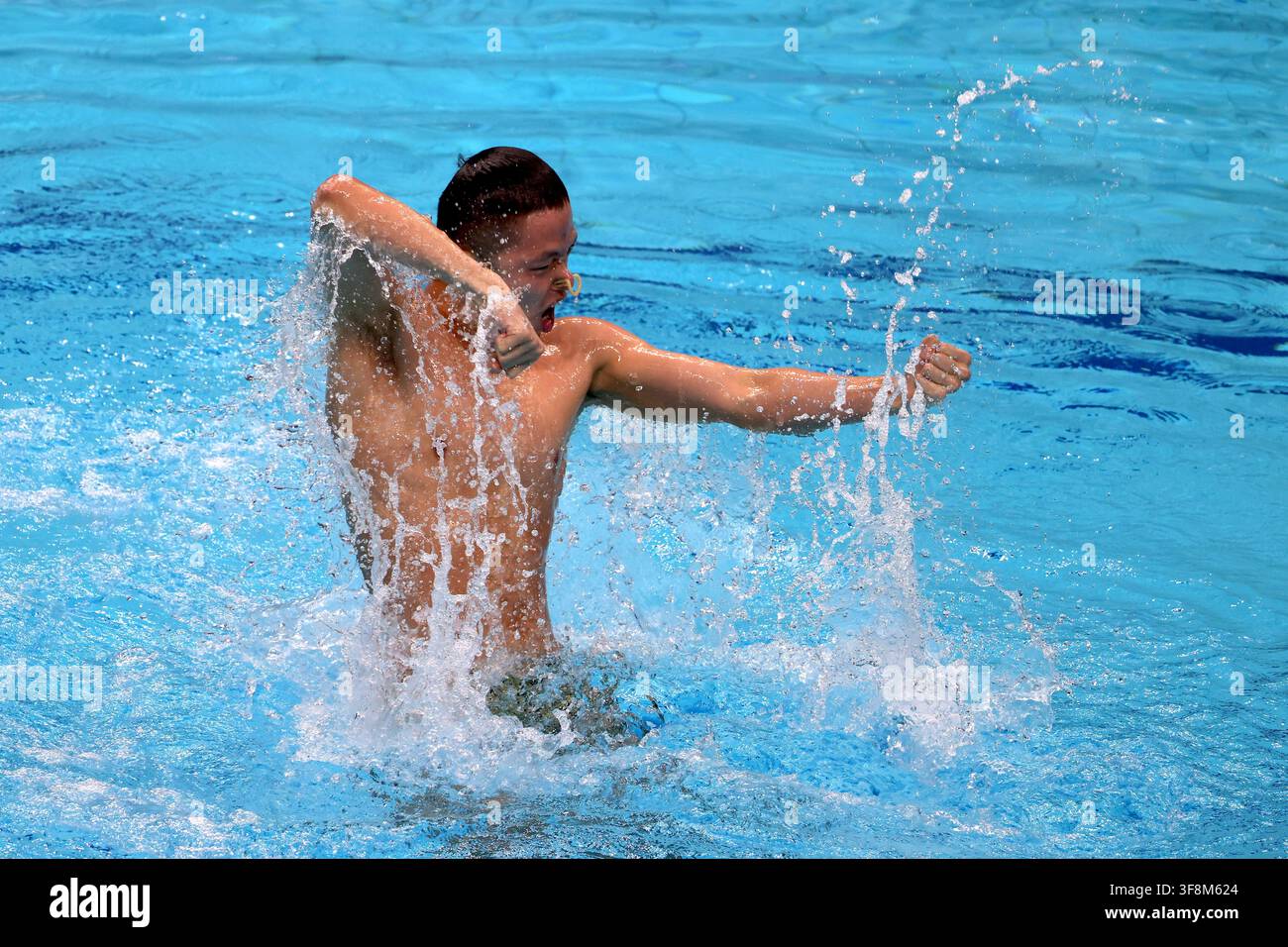 Budapest, Hongrie. 12 août 2026. Chen Keyu de Chine performe lors de la finale technique individuelle masculine des Championnats du monde de natation artistique junior à Budapest, Hongrie, le 12 août 2026. Crédit : Attila Volgyi/Xinhua/Alamy Live News Banque D'Images