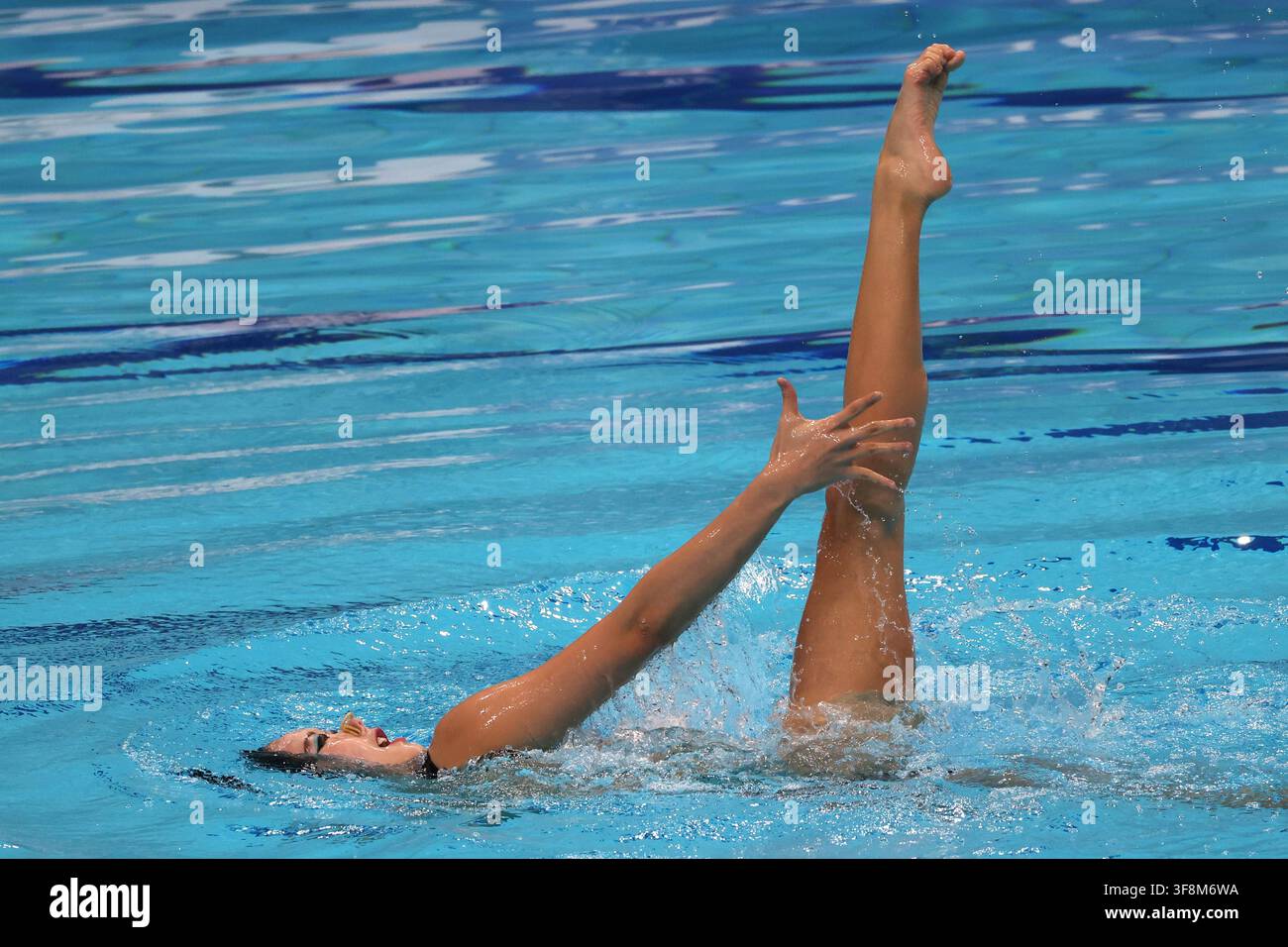 Budapest, Hongrie. 12 août 2026. He Zhien de Chine performe lors de la finale technique individuelle féminine des Championnats du monde juniors de natation artistique à Budapest, Hongrie, le 12 août 2026. Crédit : Attila Volgyi/Xinhua/Alamy Live News Banque D'Images