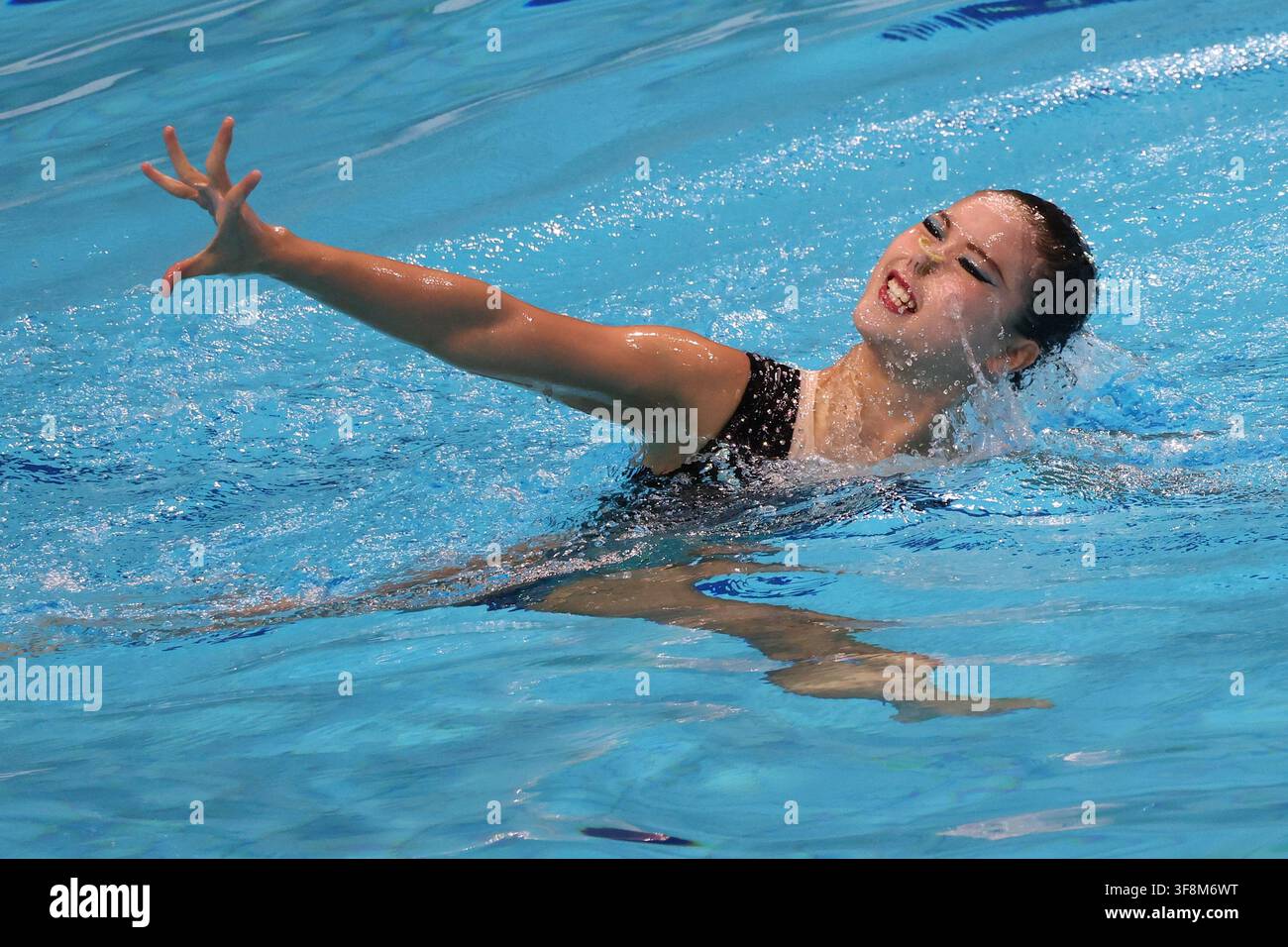 Budapest, Hongrie. 12 août 2026. He Zhien de Chine performe lors de la finale technique individuelle féminine des Championnats du monde juniors de natation artistique à Budapest, Hongrie, le 12 août 2026. Crédit : Attila Volgyi/Xinhua/Alamy Live News Banque D'Images
