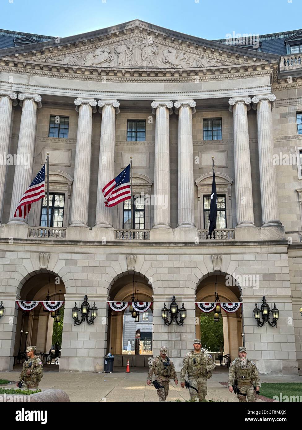 Les membres de la Garde nationale se tiennent à l'extérieur de la gare Union à Washington, D.C., dans le cadre de leur déploiement dans la capitale du pays. 9 août 2026 Banque D'Images