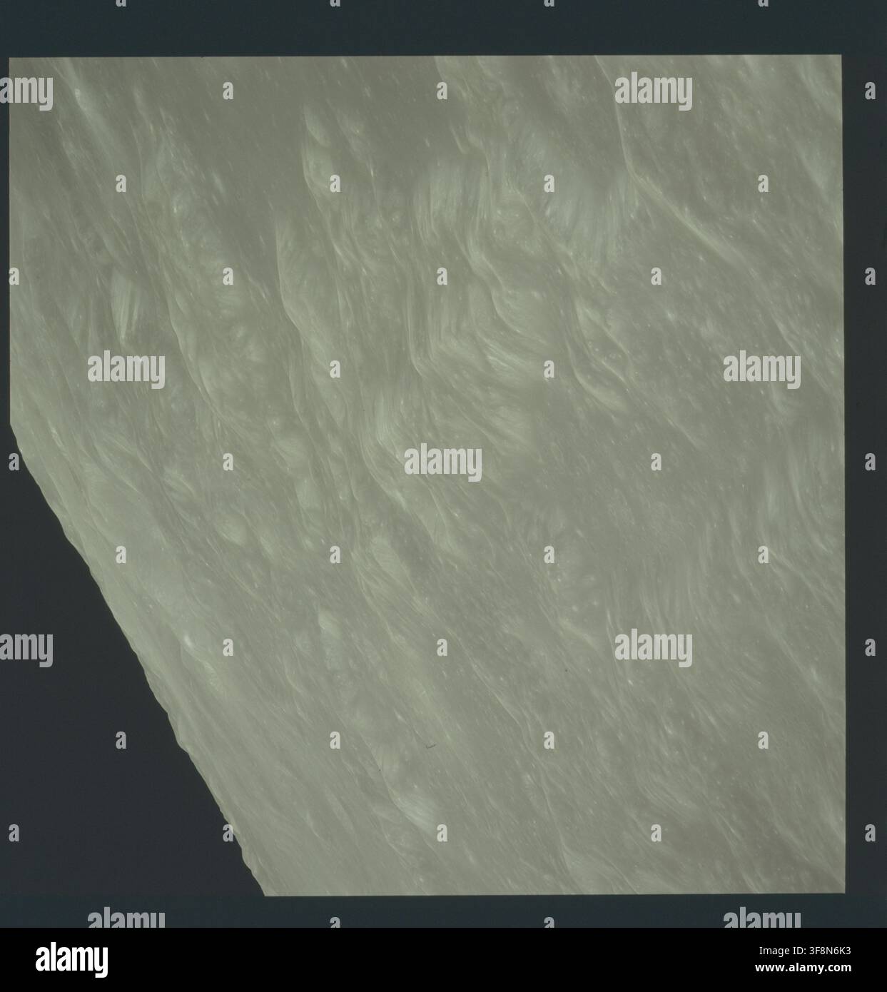 Une vue de la surface de la Lune montrant les cratères Picard G, M et Lick, prise lors de la mission Apollo 17, avec le vaisseau spatial en orbite à une altitude de 112 km, lors de la révolution 66. Banque D'Images