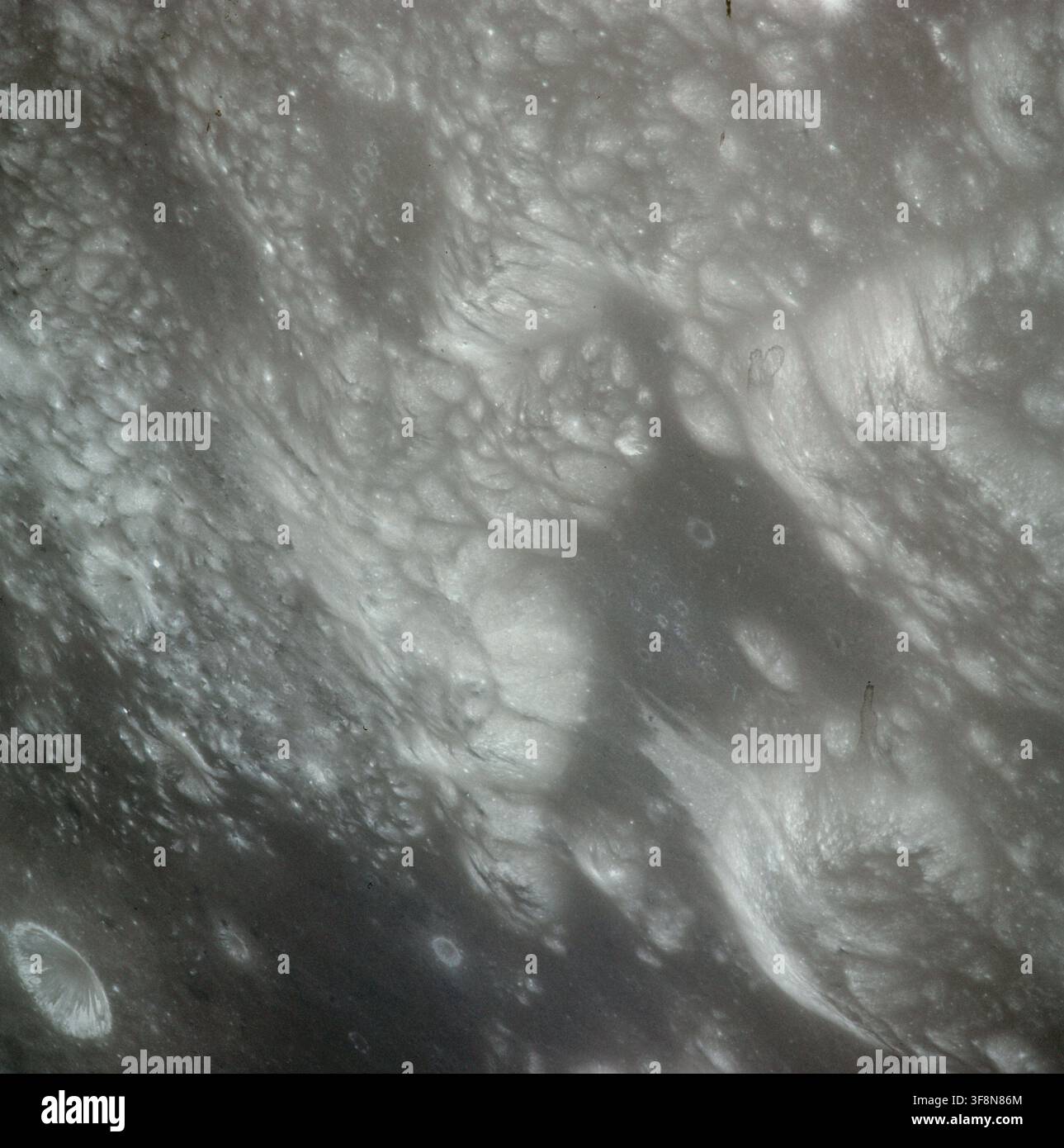 Apollonius G, une région de la Lune, photographiée lors de la mission Apollo 17, avec un objectif de 250 mm, à une altitude de 112 km et une élévation solaire de 82 degrés. Banque D'Images