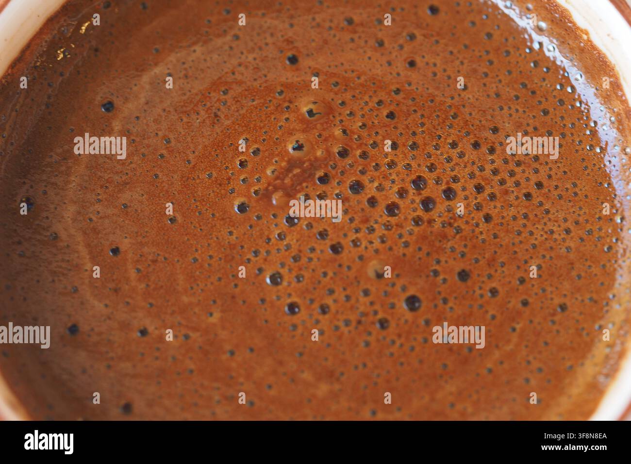 Café fraîchement infusé dans une tasse blanche Banque D'Images