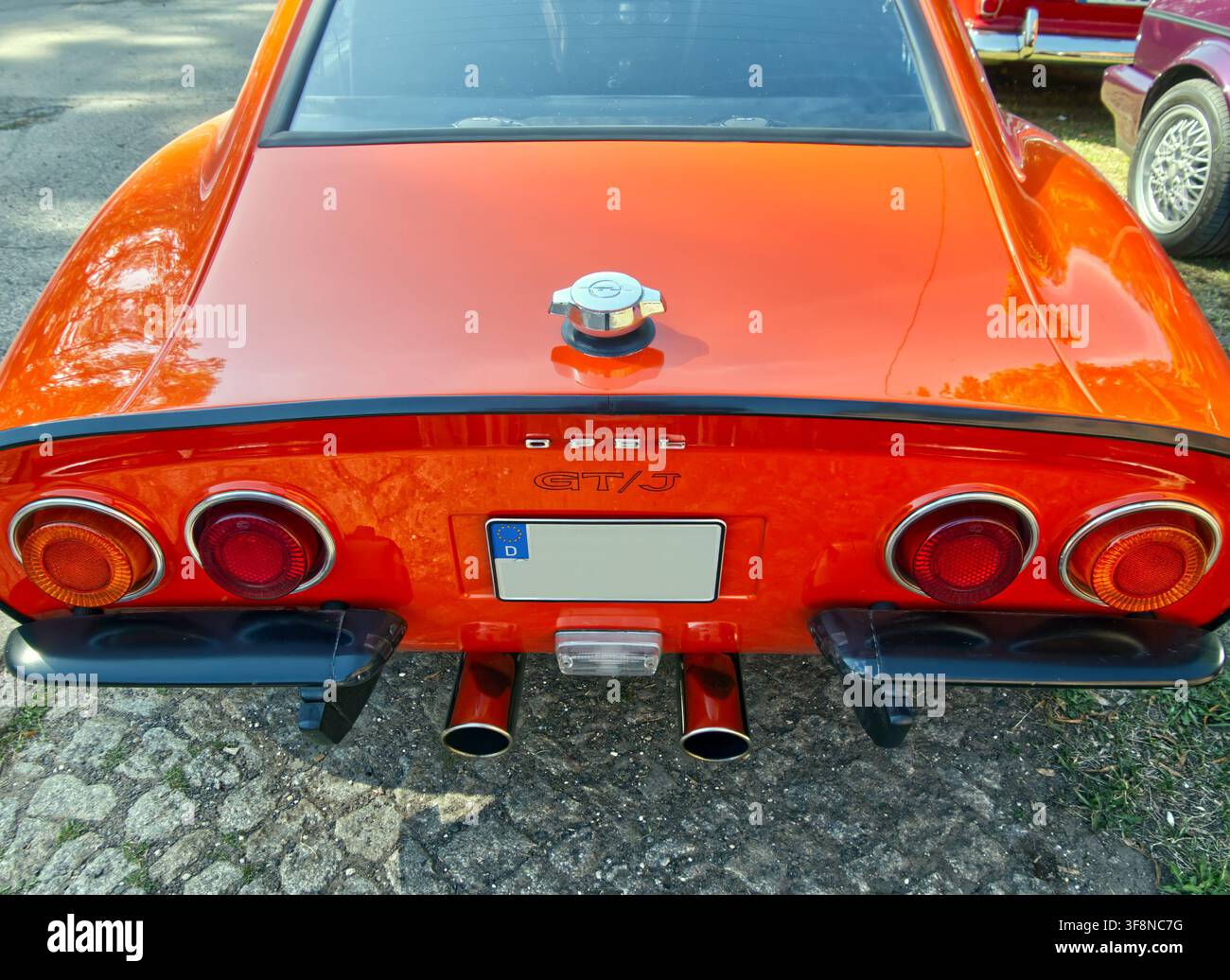 Hanovre, Allemagne, 9 août 2026, coupé classique Opel GTJ orange montrant des détails emblématiques du design arrière sur un pavé de pierre Banque D'Images