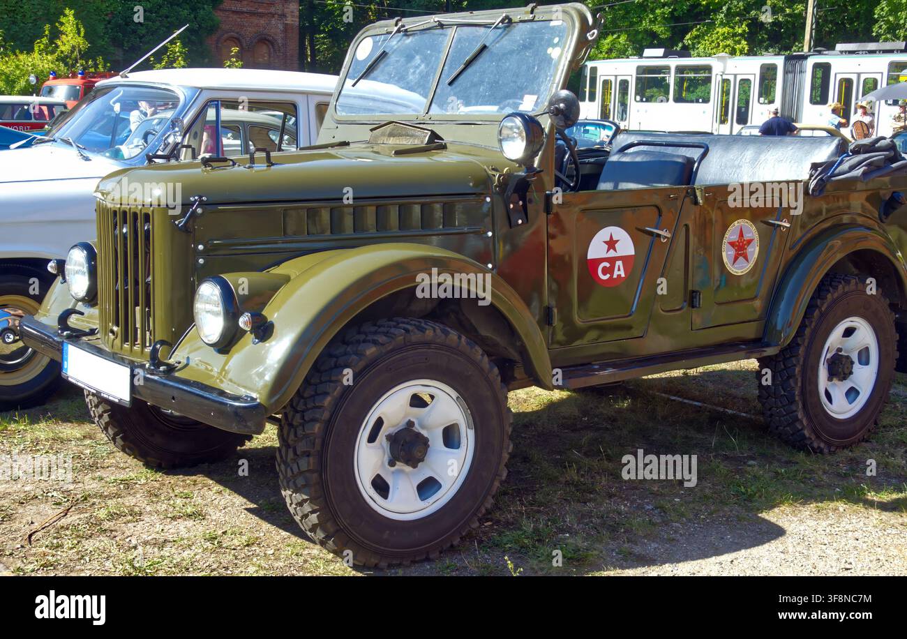 Hanovre, Allemagne, 9 août 2026, véhicule utilitaire classique UAZ 69 exposé, mettant en évidence l'époque de l'armée soviétique et la symbolique communiste Banque D'Images