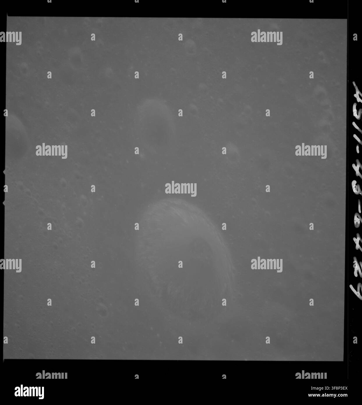 La surface de la Lune montrant la zone du cratère IX, officiellement nommé Mendeleïev, et près de Target of Opportunity 30, un grand bassin avec divers traits géologiques, photographié depuis le module de commande d'Apollo 11 à une altitude orbitale d'environ 60 milles nautiques. Banque D'Images