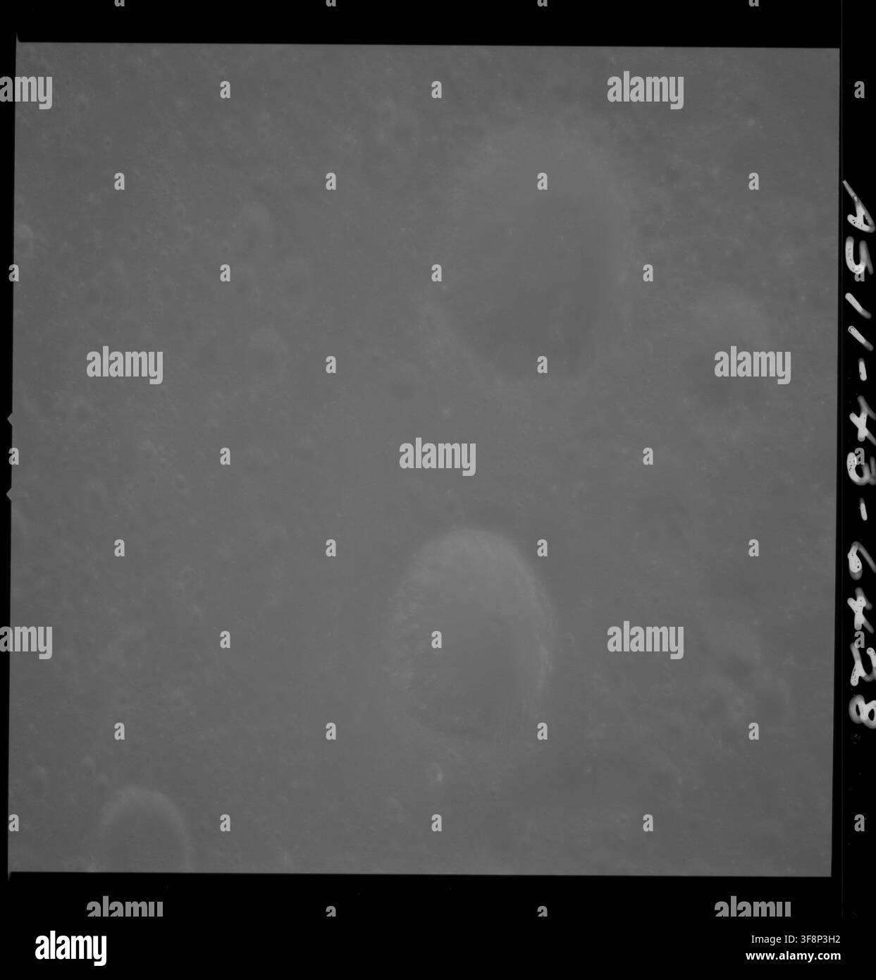 La surface de la Lune montrant la zone du cratère IX, officiellement nommé Mendeleïev, et Target of Opportunity 30, un grand bassin aux caractéristiques géologiques variées, photographié depuis le module de commande d'Apollo 11 à une altitude orbitale d'environ 60 milles nautiques. Banque D'Images