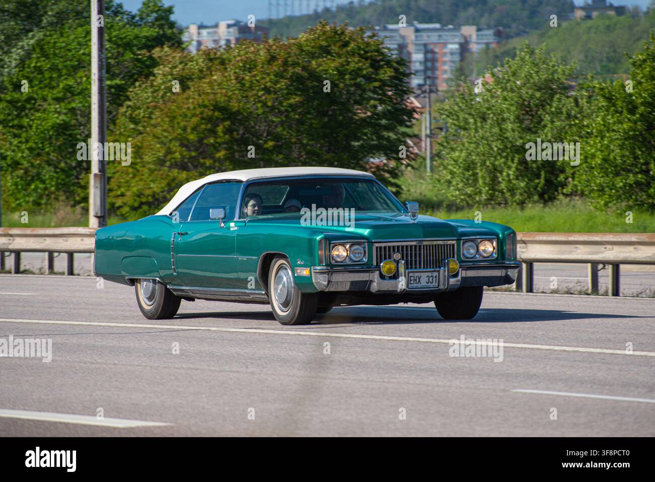 M?lndal, Suède – 26 mai 2022 : Voiture décapotable Cadillac Eldorado vert de 1972 sur une autoroute. Banque D'Images